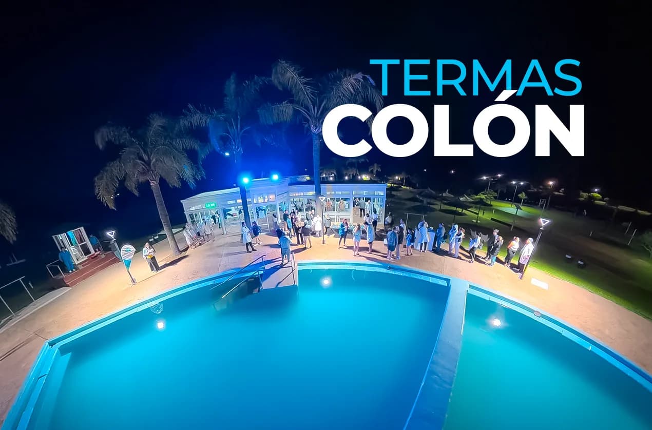 Piscina de Termas Colón iluminada de noche