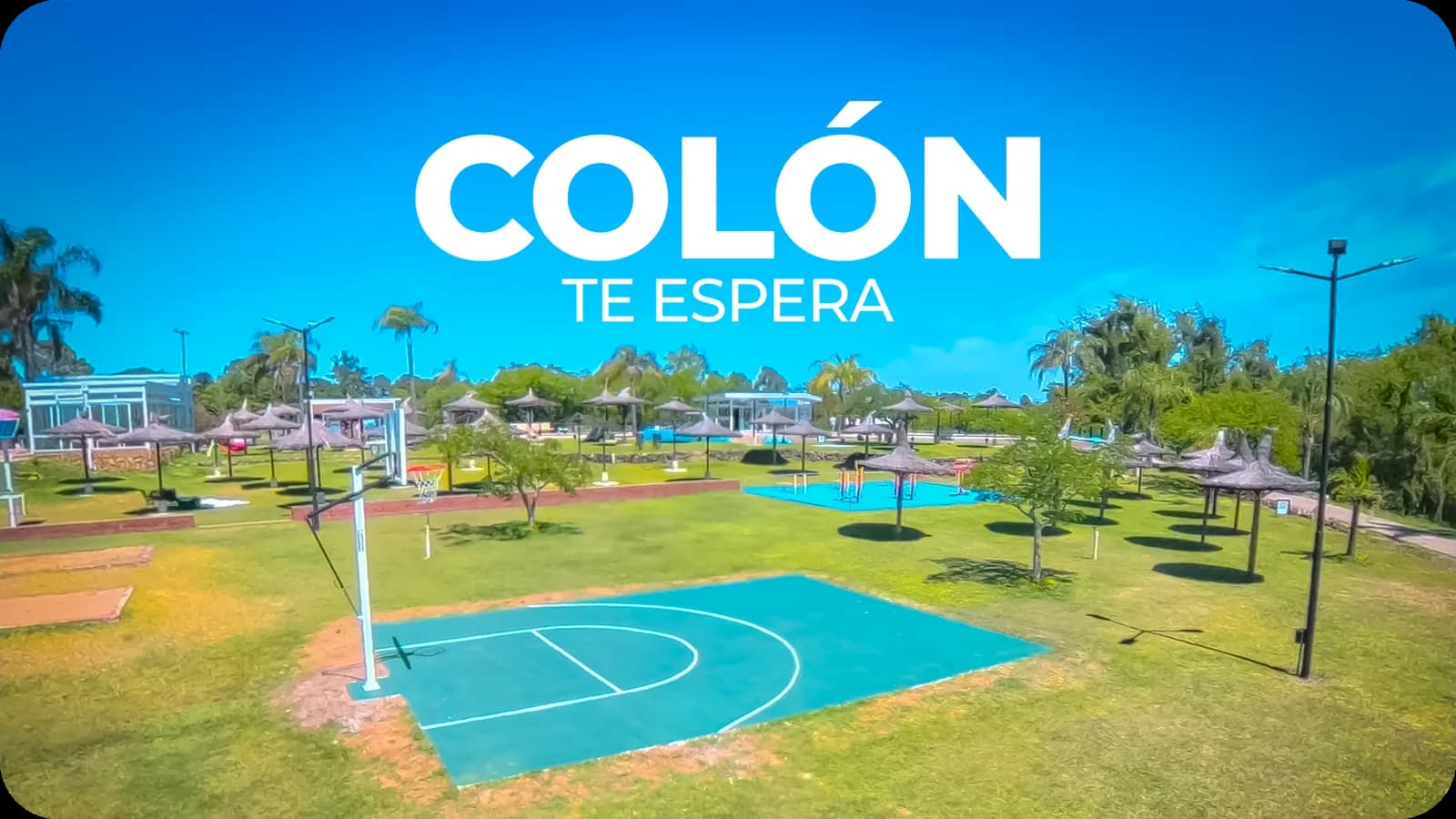 Colón te espera: parque del complejo con cancha y sombrillas