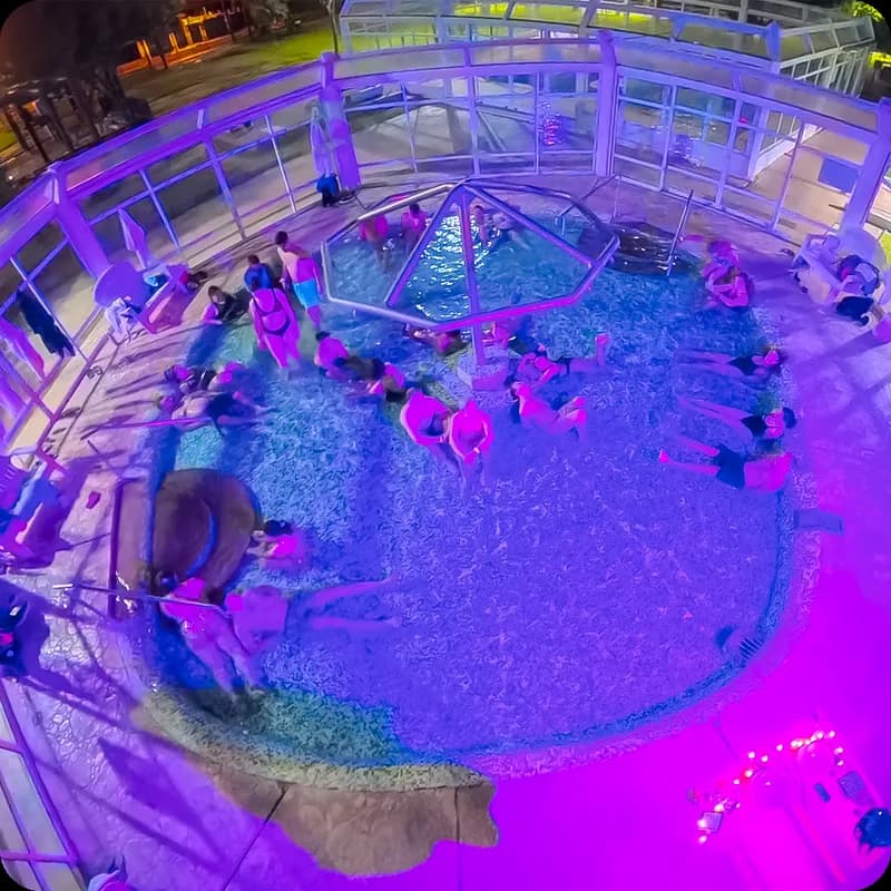Piscina termal iluminada de noche