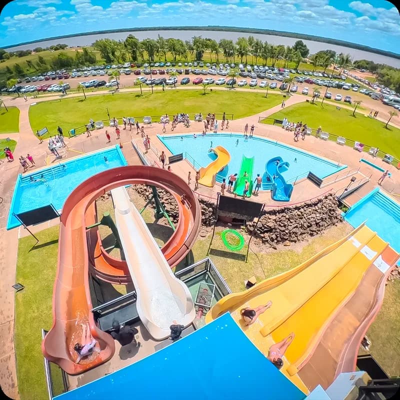 Toboganes del parque acuático vistos desde arriba