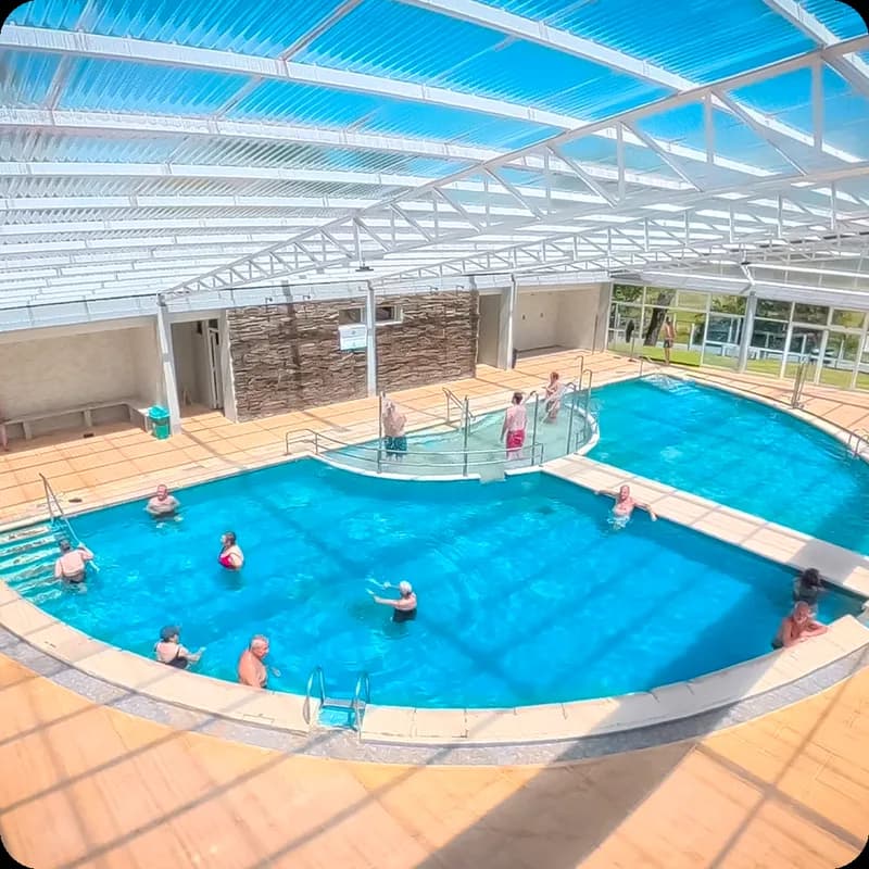 Piscina cubierta de Termas Colón con techo vidriado